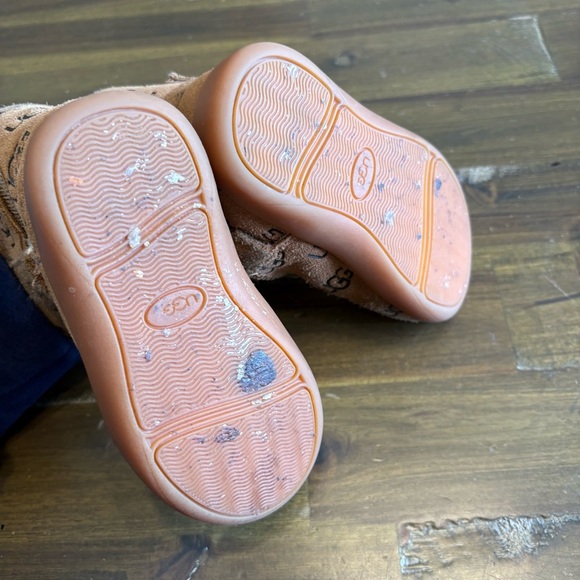 UGG Logo Monogram Suede Shearling Boots Rubber Sole Toddler 6C Winter - Picture 4 of 7